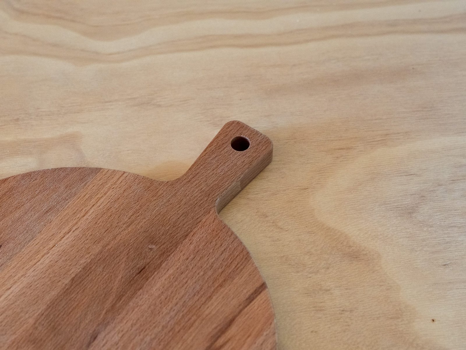 MDC02975 Rond borrelplank met handvat zonder sapgeul Ø 30 cm